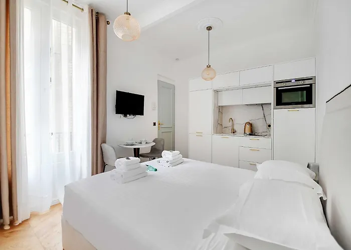 Modern 2p - Montevideo Dauphine 파리