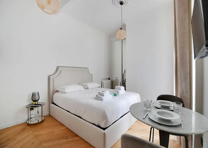 Modern 2p - Montevideo Dauphine 파리